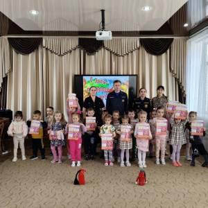 Фотоотчёт о беседе представителей пожарной охраны с дошкольниками