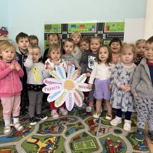 Конспект НОД по аппликации в младшей группе «Объемная ромашка» ко Дню семьи