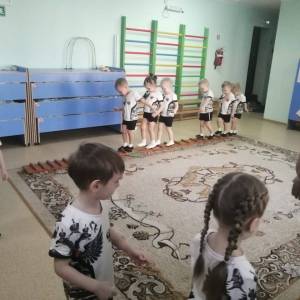 Конспект физкультурного занятия в младшей группе «Маленькие спортсмены»