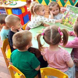 Фотоотчёт о тематическом дне «День одуванчика» в группе раннего возраста