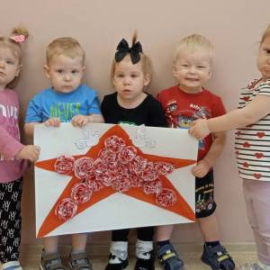 Мастер-класс «Изготовление поделки в технике аппликации на скотче «Звезда Победы» с детьми раннего возраста