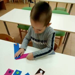 Дидактическая игра «Застегиваем пуговки»