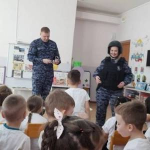 Фотоотчет о встрече с сотрудниками Росгвардии «Урок безопасности для дошколят» в старшей группе