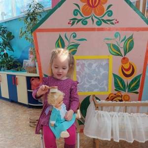 Конспект досуга в младшей группе «Уж как я тебя, дитя моё, люблю!»