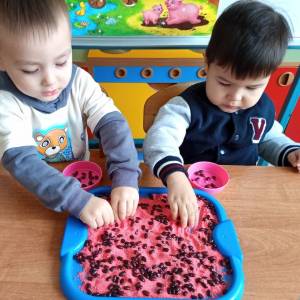 Фотоотчёт «Игры с фасолью в первой младшей группе»