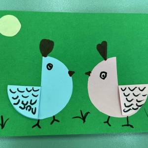 Мастер-класс по изготовлению аппликации из цветной бумаги «Курочки на лужайке» в старшей группе