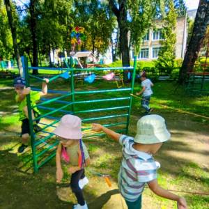 Подвижная игра «Пройди, не задень!»
