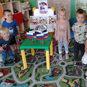 Конспект занятия по аппликации «Мой красивый флажок» для детей 2–3 лет в период адаптации